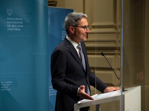 Landeshauptmann Arno Kompatscher erklärte auf der Pressekonferenz im Anschluss an die Regierungssitzung, dass das Land in Zukunft das Doppelte für die Erneuerung und den Ausbau der Fernwärmesysteme in die Hand nehmen werde müssen, um so auch der Abhängigkeit von fossilen Brennstoffen zu verringern. (Foto: LPA/Fabio Brucculeri)