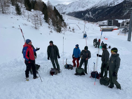 An drei Orten - im Bild Schnals - haben die Mitarbeiterin und die Mitarbeiter des Lawinenwarndienstes im Landesamt für Meteorologie und Lawinenwarnung in der Agentur für Bevölkerungsschutz jeweils einen Tag lang wichtige Grundlagen in Sicherheitskursen für Försterinnen und Förster vermittelt. (Foto: LPA/Lawinenwarndienst)