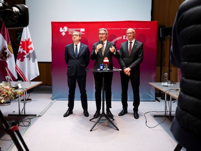 Conferenza stampa dopo la seduta della Giunta dell’Euregio il 26 settembre 2024 a Bressanone con i presidenti (da sinistra) Maurizio Fugatti (Provincia autonoma di Trento), Arno Kompatscher (Euregio e Provincia autonoma di Bolzano) e Anton Mattle (Tirolo) (Foto: USP/Fabio Brucculeri)