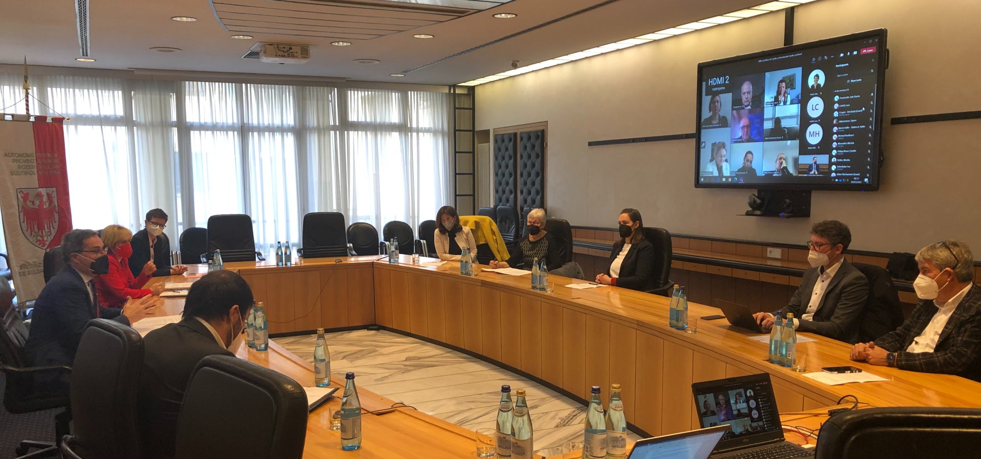 Landeshauptmann Kompatscher beim Treffen zur Vereinbarkeit von Familie und Beruf: Stabilisierung der Dienste schaffen, um den Familien mehr Planungssicherheit geben zu können. (Foto: LPA/Benedikt Werth)