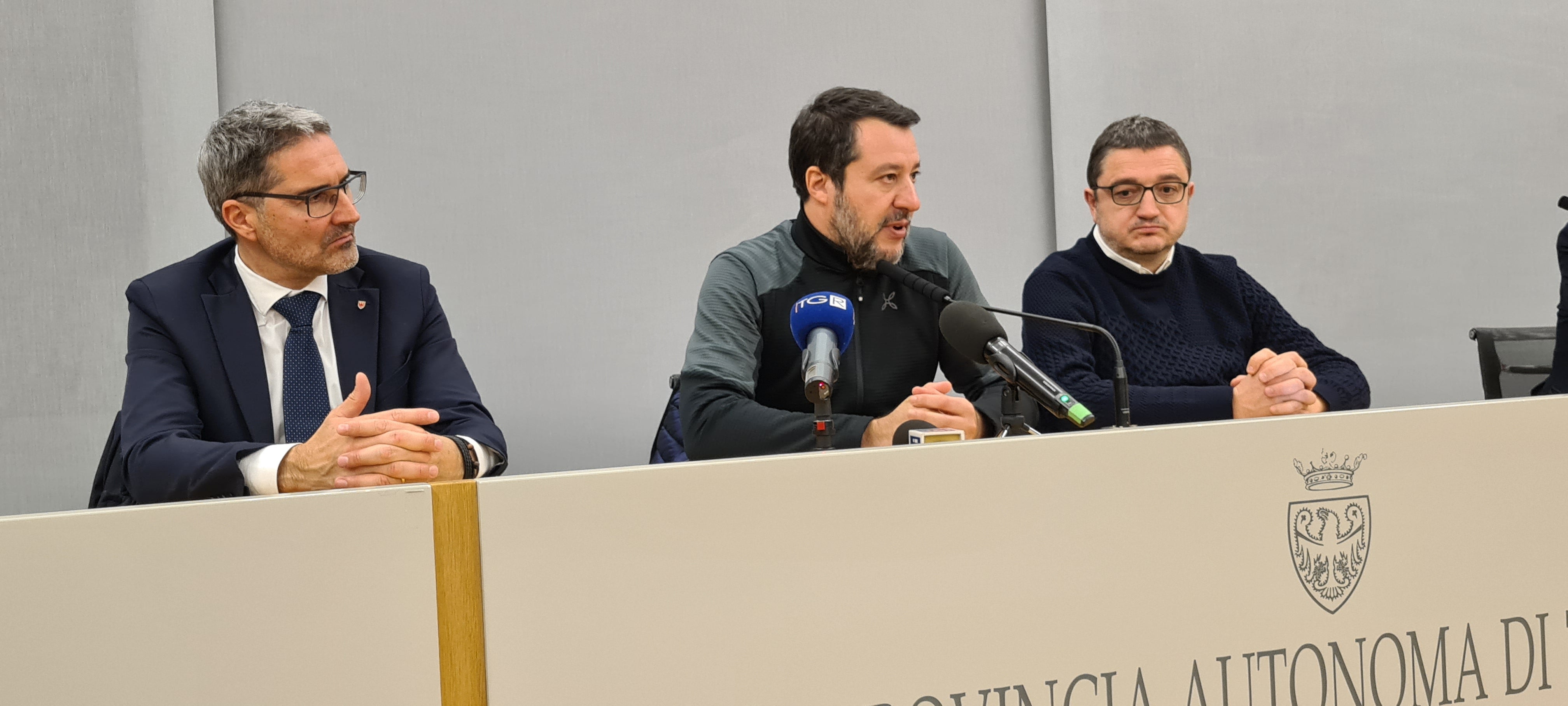 Da sinistra il presidente della Provincia autonoma di Bolzano Arno Kompatscher, il ministro dei Trasporti e delle Infrastrutture Matteo Salvini e il governatore del Trentino Maurizio Fugatti (Foto: Ufficio stampa Regione autonoma Trentino-Alto Adige/Davide Cordua) 