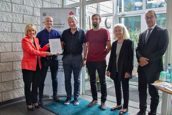 
L'azienda tipografica a conduzione familiare Lanarepro di Lana è uno dei 24 datori di lavoro altoatesini che hanno completato con successo tutte le fasi dell'audit famigliaelavoro (nella foto da sinistra a destra: l'assessora provinciale Waltraud Deeg, Lukas, Eduard e Michael Niedrist di Lanarepro, l'auditor Marlene Preims e il segretario generale della Camera di Commercio Alfred Aberer) (Foto: ASP/Greta Stuefer)