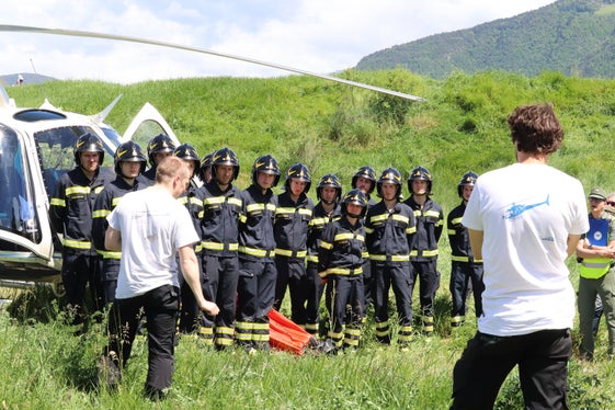 13 Feuerwehrmann-Anwärter und eine Feuerwehrfrau-Anwärterin werden seit September und noch bis zum 7. Juni in Theorie und Praxis ausgebildet. (Foto: LPA/Maja Clara)