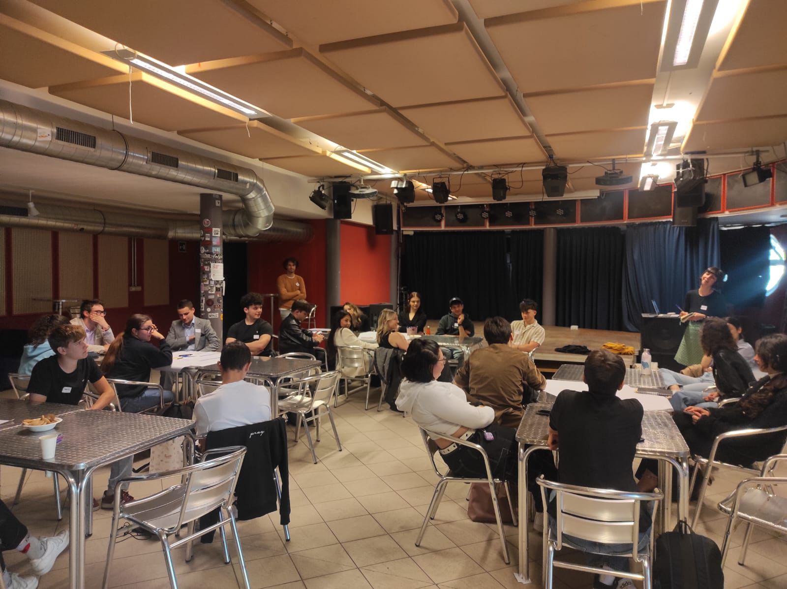 Al “Pippo” di Bolzano primo incontro preparatorio del Forum Giovani in lingua italiana dell'Alto Adige, promosso dalla Consulta degli Studenti e dalla Consulta Giovani del gruppo linguistico italiano. (Foto: USP)