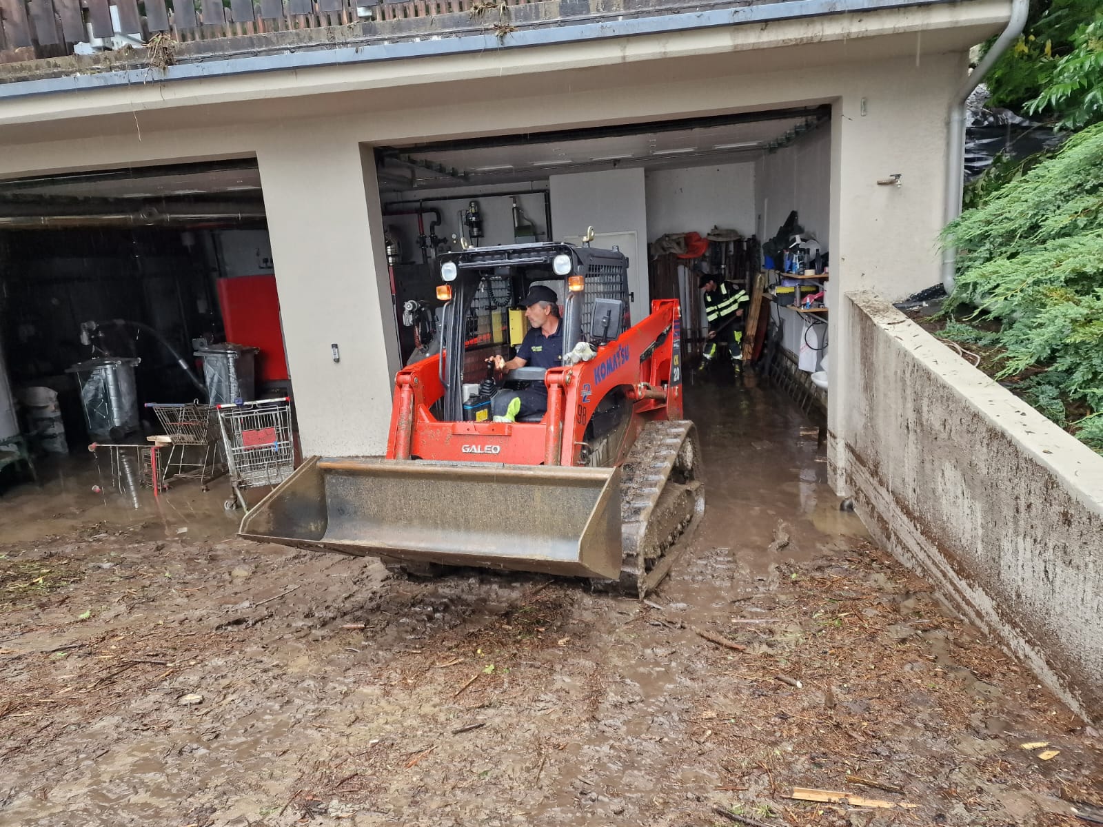 Die Berufsfeuerwehr Bozen unterstützt die Freiwillige Feuerwehr Trens mit einem Kleinbagger bei der Räumung einer Tiefgarage in Trens. (Foto: LPA/Berufsfeuerwehr Bozen)