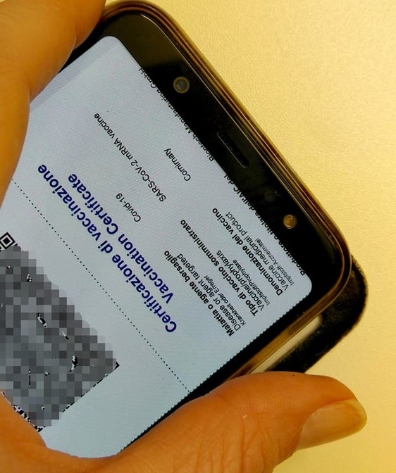 Den Green Pass, am besten 2G (Geimpft oder Genesen), gilt es weiter stets zur Hand zu haben, denn er gilt als Zutritt für verschiedene Bereiche. (Foto: LPA)