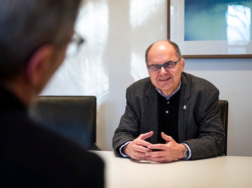 “Esperienze come quella dell'Alto Adige possono fornire spunti preziosi, senza ignorare le differenze storiche e politiche”, ha sottolineato Christian Schmidt (a destra) durante il colloquio con il presidente della Provincia Arno Kompatscher (inquadrato di spalle). (Foto: USP/Fabio Brucculeri)