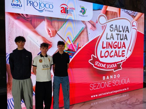 Gli studenti dell'Istituto tecnico economico delle Scores Altes di La Villa in Badia festeggiano i successi ottenuti al concorso “Salva la tua lingua locale” a Roma: da sinistra a destra Edoardo Alfarei, Samuel Pizzinini und Mark Planinschek (Foto: USP)