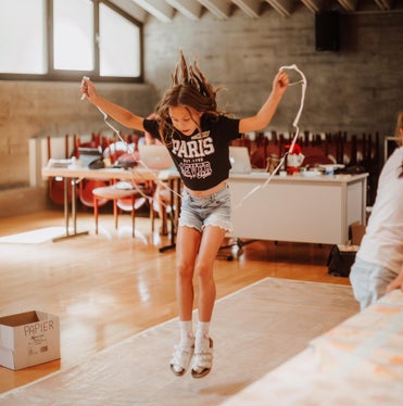 Spannend und vielfältig war auch der Workshop Schere, Stein, Papier: im Bild eine Momentaufnahme mit Jasmine (Foto: LPA/Begabungs- und Begabtenförderung der Pädagogischen Abteilung der Deutschen Bildungsdirektion/Maria Gapp)