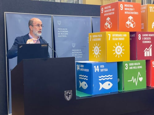 Il problema non è produrre meno rifiuti, ma concentrarsi sul consumo, ha spiegato Giulio Angelucci durante la tavola rotonda sul consumo sostenibile a Palazzo Widmann. (Foto: USP/GNews)