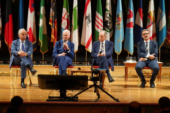 Il presidente della Provincia Arno Kompatscher (primo da destra) sul palco del Teatro La Fenice assieme (da sinistra a destra) ai ministri Matteo Piantedosi e Paolo Zangrillo e al presidente della Regione Basilicata, Vito Bardi. (Foto: Conferenza delle Regioni e delle Province autonome)