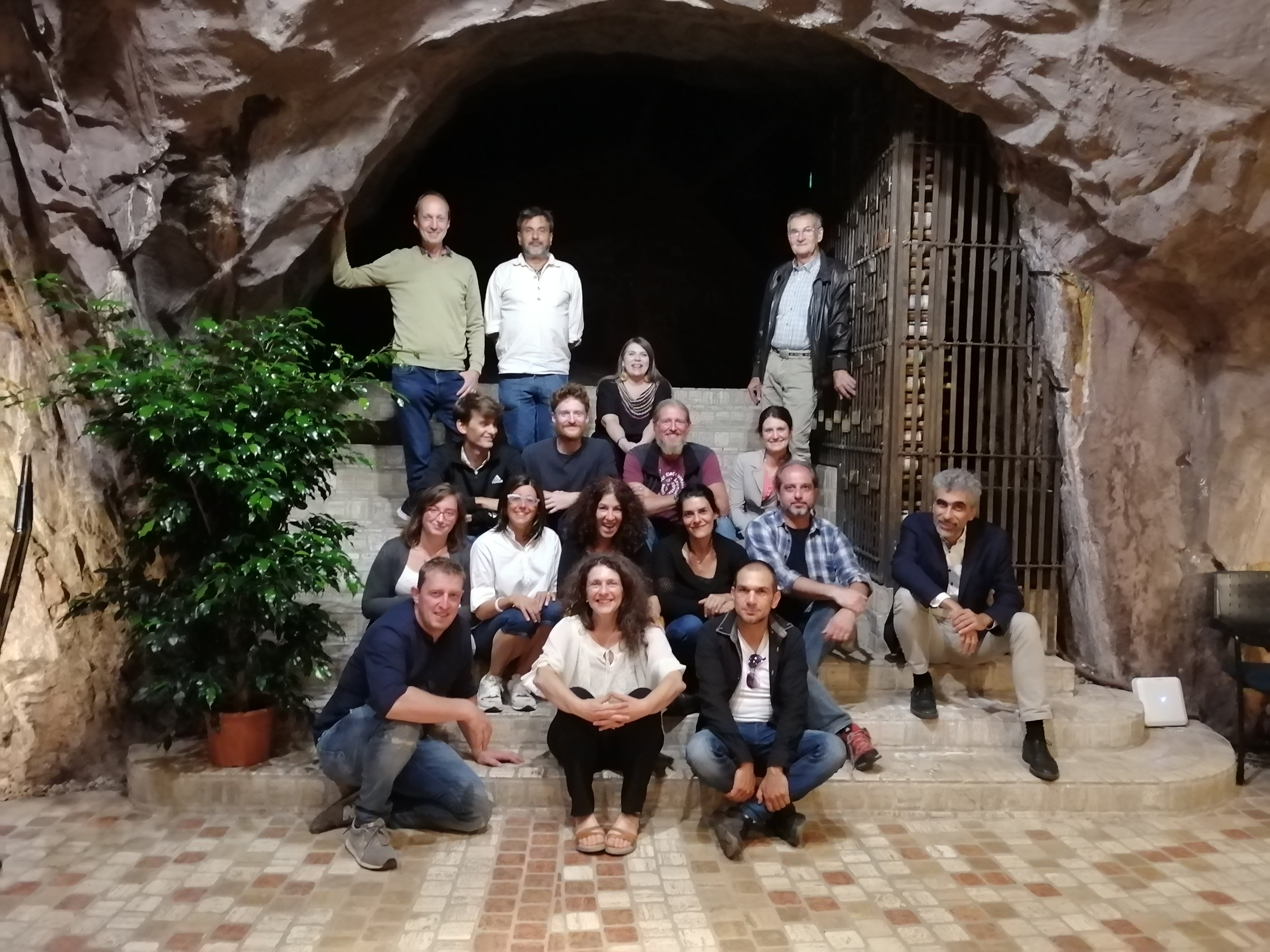 Consegna degli attestati per la qualificazione professionale per la “Coltivazione, raccolta e commercializzazione piante officinali, aromatiche e alimurgiche”, si tratta del primo gruppo a ricevere tale qualificazione (Foto: scuola professionale provinciale per la frutti-viticoltura e il giardinaggio di Laimburg).