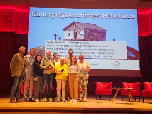Gruppenfoto vor dem runden Tisch zum grenzüberschreitenden Kulturprojekt offenes Helmhaus. (Foto: Euregio)
