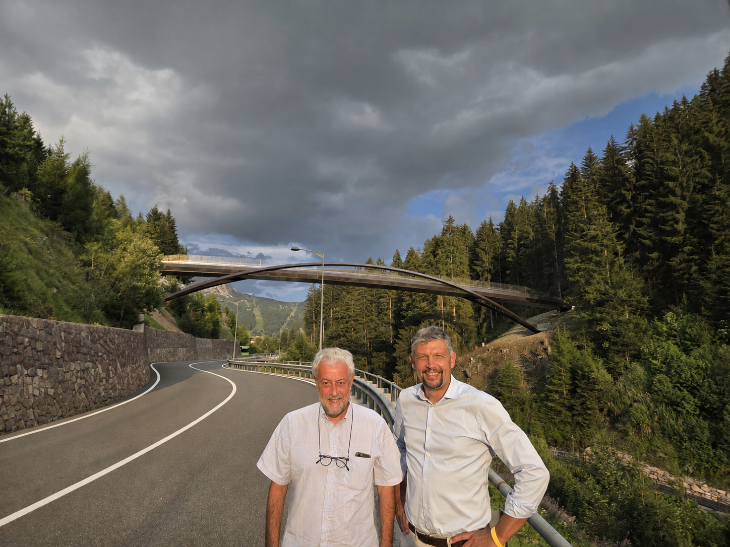Infrastrukturen- und Mobilitätslandesrat Daniel Alfreider (rechts im Bild) war gemeinsam mit Giuseppe Catalano auf Lokalaugenschein bei der neuen Brücke für den Radweg Rodaval in Gröden. Catalano begleitete den Prozess der Fördermittelvergabe durch das Ministerium für Infrastruktur und Verkehr in Rom. Beim Lokalaugenschein wurde das Ergebnis der Investition begutachtet und der Baufortschritt des Radwegs Rodaval überprüft. (Foto: LPA/Ressort Infrastrukturen und Mobilität)
