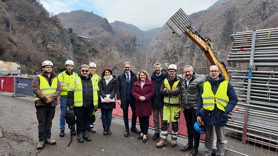 Sie machten sich mit den Arbeitern und Verantwortlichen auf der Baustelle ein Bild vom Fortschritt des Projektes: Von der Landesabteilung Tiefbau Pierpaolo Fanelli (Dritter von links), Projektverantwortliche Ingenieur Silvia Santagati (ab Vierte von links),  Landeshauptmann Arno Kompatscher, Landesrätin Rosmarie Pamer, Landesrat Daniel Alfreider und Bürgermeister Albin Kofler (zweiter von rechts). (Foto: LPA/Bruno Benedetto)