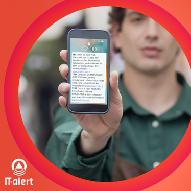 Ein lauter Signalton und eine Nachricht in drei Sprachen (Deutsch, Italienisch, Englisch) hat heute in der Mittagszeit im Pustertal alle empfangsbereiten Mobiltelefone in bestimmten Gemeinden erreicht. (Foto: LPA/Dipartimento di Protezione Civile/Landesamt für Öffentlichkeitsarbeit)