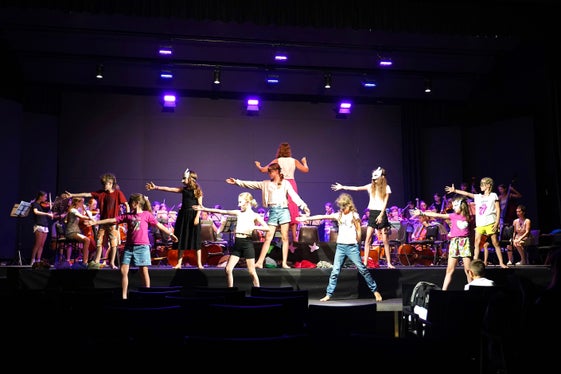 Anche durante l'estate 2024 bambini e giovani hanno goduto di un ricco programma estivo con musica, teatro, danza e canto. Nella foto: le prove per il concerto finale della Flohstreicherwoche a Brunico. (Foto: Direzione provinciale Scuola musicale tedesca e ladina)
