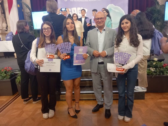 Il presidente della giuria, Peter Wesely, con le tre studentesse premiate (Foto: ASP/Liceo scientifico Torricelli)