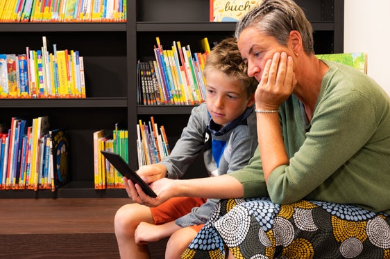 Um eine entspannte Urlaubslektüre zu ermöglichen, hat die Südtiroler Online-Bibliothek Biblio24 die Leihfrist von eBooks von 14 auf 21 Tage erhöht. (Foto: LPA/Manuela Tessaro)