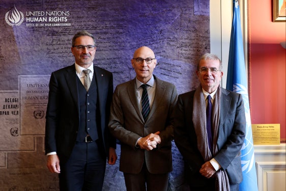 L'Alto Adige rafforza il dialogo con l'ONU: da sinistra il presidente della Provincia autonoma di Bolzano Arno Kompatscher, l'Alto Commissario dell'ONU per i diritti umani Volker Türk e il Rappresentante Permanente presso le OOII (organizzazioni internazionali intergovernative) a Ginevra, ambasciatore Vincenzo Grassi. (Foto: USP)