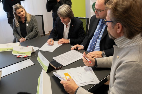 Vereinbarungen unterzeichnet (von links): Emanuela Imprescia, Präsidentin der Vereinigung der Knochenmarkspender Fondazione ADMO (Associazione Donatori di Midollo Osseo) Alto Adige Südtirol ETS, der Landesrat für Gesundheitsvorsorge und Gesundheit Hubert Messner, der Generaldirektor des Südtiroler Sanitätsbetriebs Christian Kofler, der Präsident der Blutspendervereinigung AVIS (Associazione Volontari Italiani Sangue) Alto Adige-Südtirol Diego Massardi (Foto: LPA/Manuela Tessaro)