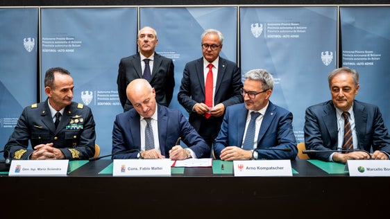 Am 21. Oktober fand die Unterzeichnung des fünften Programmabkommens im Rahmen des Einvernehmensprotokolls zwischen dem Land, dem Verteidigungsministerium und der Agentur für Staatsgüter statt (vorne von links): Generalinspektor Mario Sciandra, der Generalsekretär des Verteidigungsministeriums Fabio Mattei, Landeshauptmann Arno Kompatscher und der Direktor der Agentur für Staatsgüter Bozen, Marcello Bosica. (Foto: LPA/Fabio Brucculeri)
