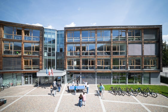 Fino al 15 febbraio sono aperte le iscrizioni online agli istituti secondari e professionali delle località ladine per l’anno scolastico 2024/25. Plurilinguismo, sport e creatività i punti di forza. Nell'immagine l'edificio della scuola Raetia e Cademia. (Foto: ASP/Direzione Istruzione, Formazione e Cultura ladina).