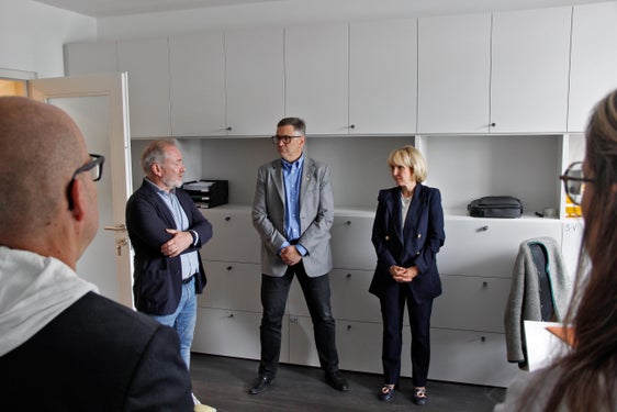 Amtsdirektor Alberto Zendrini, Bezirksgemeinschaftspräsident Robert Alexander Steger und Soziallandesrätin Waltraud Deeg beim Lokalaugenschein in den neuen Räumlichkeiten des Amtes für Pflegeeinstufung in Bruneck in der Stegenerstraße 6. (Foto: LPA/Hannes Wisthaler)
