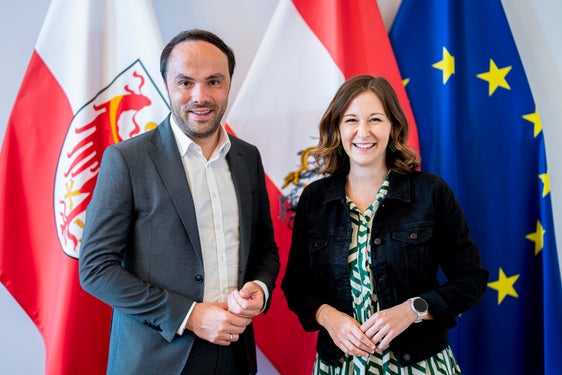 L'assessore provinciale Philipp Achammer ha incontrato a Vienna la ministra federale per l'Europa, l'Integrazione e la Famiglia Claudia Plakolm. (Foto: Cancelleria federale/Florian Schrötter)