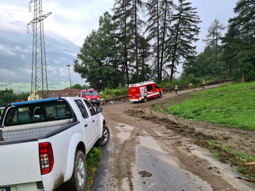 Vigili del fuoco volontari e del Corpo permanentei in azione nelle zone colpite dal maltempo. (Foto: ASP/Ufficio sistemazione bacini montani nord/Jan Kobald)