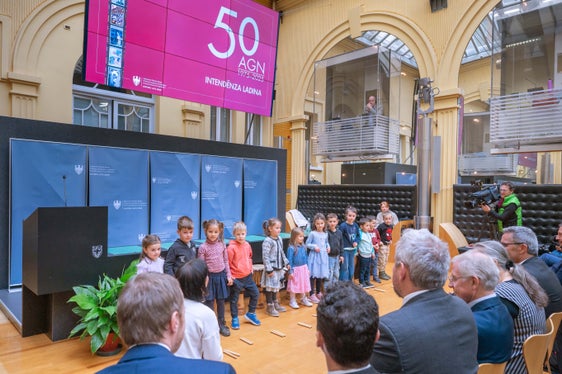 Lieder auf Ladinisch, Deutsch, Italienisch vorgetragen: die Kindergartenkinder aus St. Christina (Foto: LPA/Greta Stuefer)