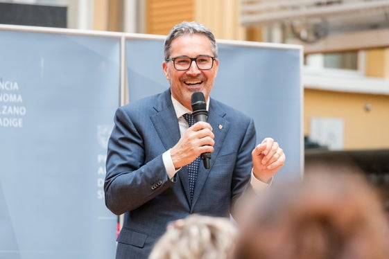 Il presidente Arno Kompatscher, nel suo intervento introduttivo, ha sottolineato la&nbsp;professionalità&nbsp;mostrata nel corso degli anni dagli oltre 400 dipendenti provinciali andati in pensione. (Foto: USP/Bernhard Aichner)