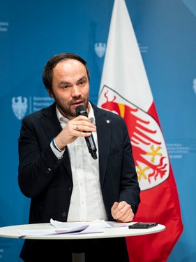 L'assessore provinciale all'Istruzione tedesca Philipp Achammer ha sottolineato che l'aumento salariale in termini reali non comporta prestazioni aggiuntive. Stiamo rispondendo alle crescenti esigenze nel settore dell'istruzione. Si tratta di un passo importante: seguiranno ulteriori misure, ha affermato Achammer. (Foto: USP/Fabio Brucculeri)