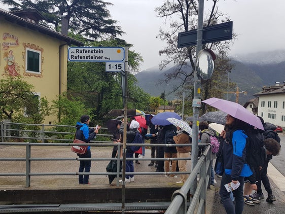 Schülerinnen und Schüler des Oberschulzentrums Galileo Galilei in Bozen machen sich über Hochwassergefahr kundig. Im Bild: Exkursionsetappe am Fagenbach, der auf Höhe der Sportplätze in die Talfer mündet. (Foto: LPA/Agentur für Bevölkerungsschutz)