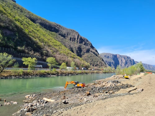 Das Landesamt für Wildbachverbauung Süd revitalisiert die Etsch bei der Pigloner Brücke in Pfatten (Foto: LPA/Agentur für Bevölkerungsschutz)