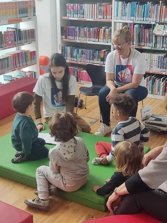 Vom 15. bis 20. November findet auch heuer wieder in Südtirol die Leseförderiniative "Nati per leggere" statt. (Foto: LPA/Amt für Weiterbildung, Bibliotheken und audiovisuelle Medien)