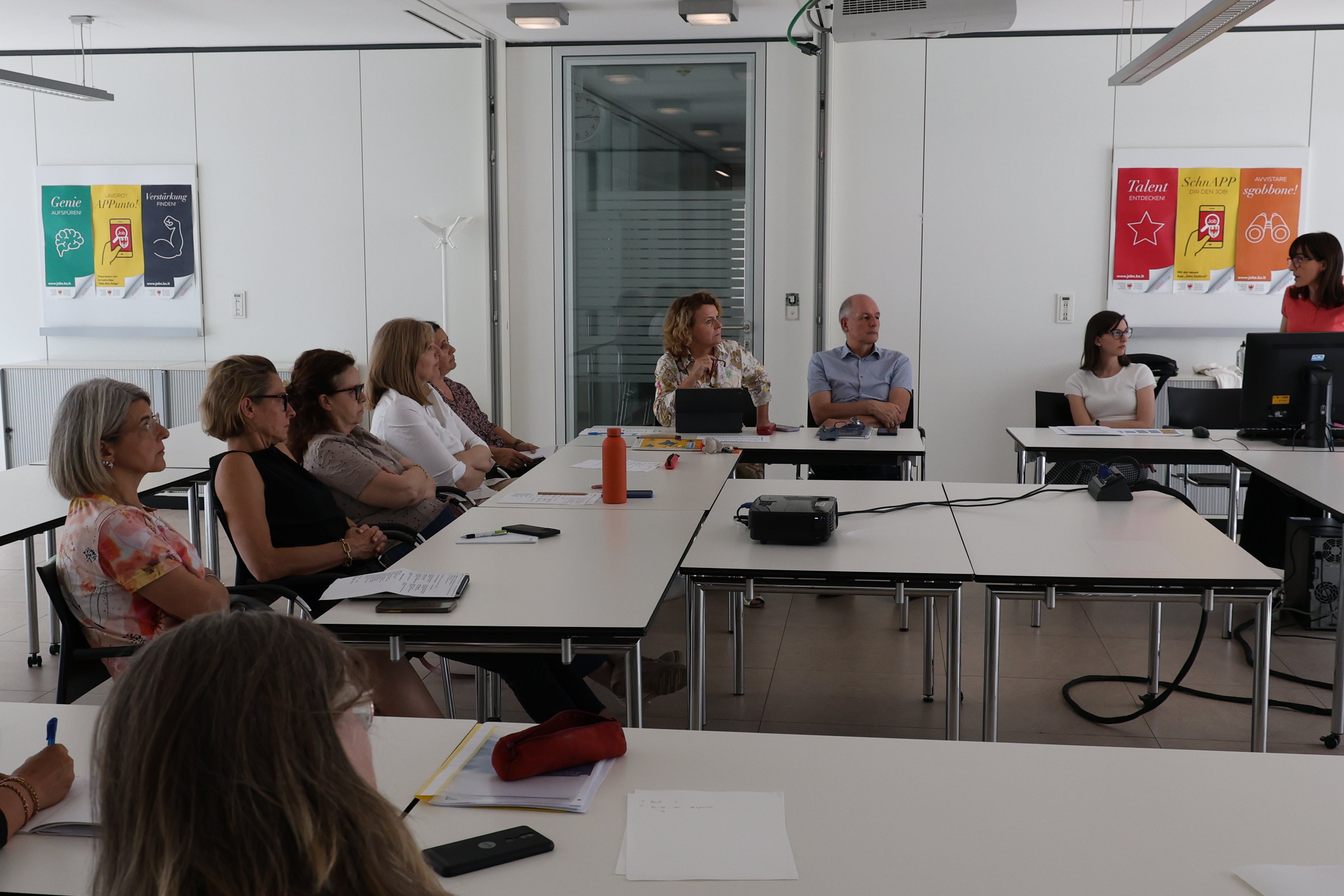 Die Mitglieder des Landessozialbeirates befassten sich jüngst mit dem Thema Obdachlosigkeit und den Instrumenten der Mitprogrammierung und Mitgestaltung. (Foto: LPA/Simone Treibenreif)