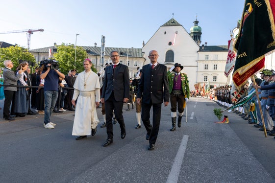 Beim landesüblichen Empfang am Hohen Frauentag schritten Abt Leopold Baumberger (von links), Südtirols Landeshauptmann Arno Kompatscher und Tirols Landeshauptmann   Anton Mattle die Front ab. (Foto: Land Tirol/Sedlak)
