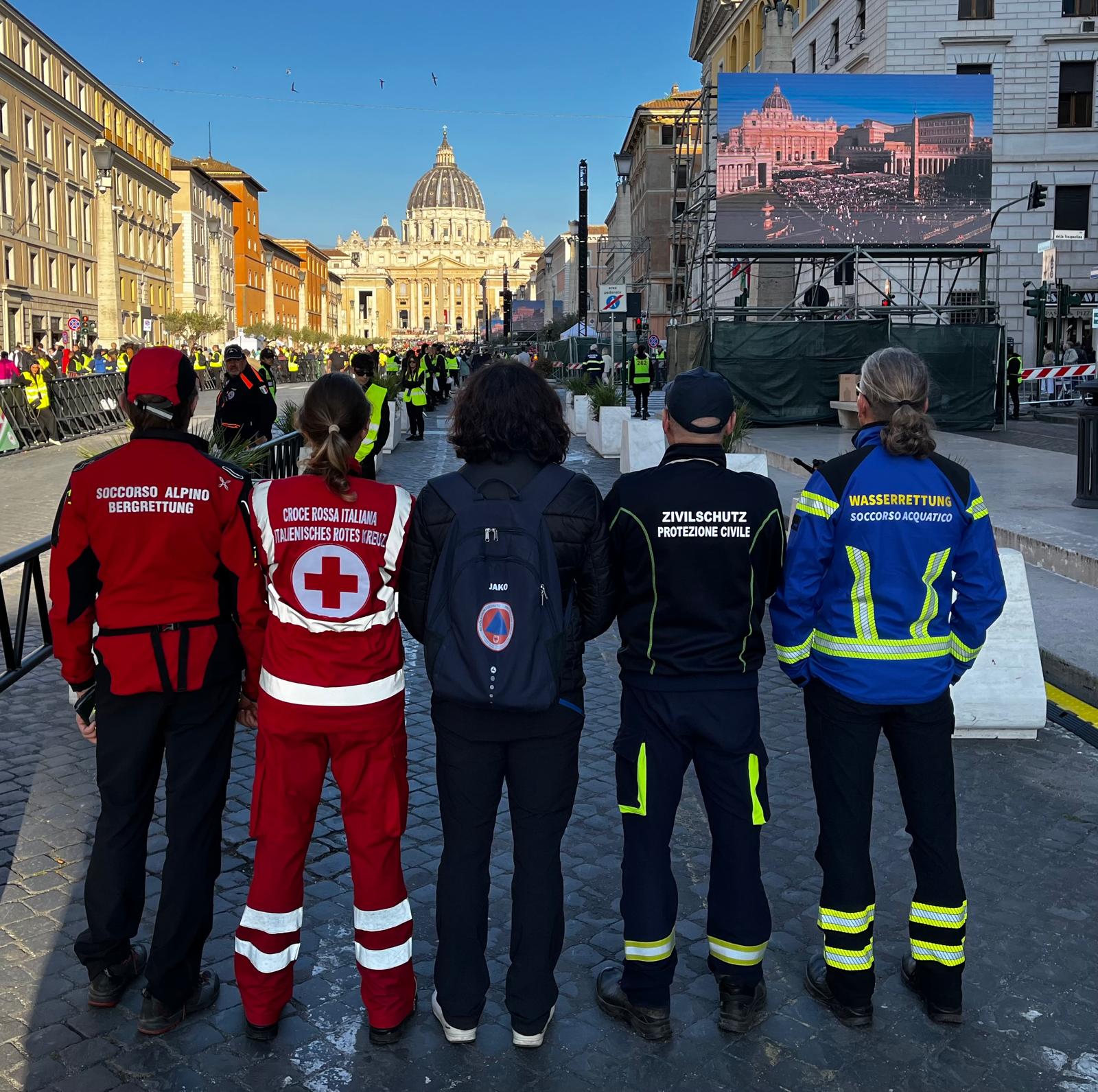 Per la terza volta quest'anno, un convoglio di volontari della Protezione civile altoatesina partirà in direzione di Roma. Nella foto d'archivio i rappresentanti delle organizzazioni locali in occasione dell'insediamento di Papa Leone XIV il 18 maggio. (Foto: USP/Archivio Agenzia per la Protezione civile)