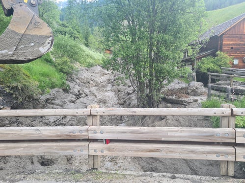 Nach anhaltenden Regenfällen hat sich heute (17. Juni) eine Mure in den Seresbach in Campill in der Gemeinde St. Martin in Thurn gewälzt, Freiwillige Feuerwehren, Wildbachverbauung, Landesforstkorps und Landesgeologen sind im Einsatz. (Foto: LPA/Landesamt für Wildbachverbauung Ost/Thomas Gamper)