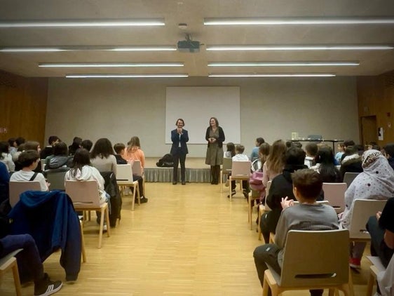 Il sovrintendente Vincenzo Gullotta, ieri (14 novembre), è stato ospite delle scuole di Bressanone. Nella foto all'Ipc con gli studenti e la dirigente Manuela Bernaroli (Foto: ASP/Luca Vaccarino)