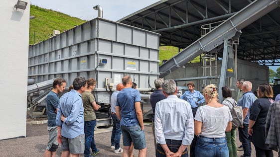 Interessierte konnten sich im Rahmen des Besuchertags in der Vergärungsanlage in Lana ein Bild vom Ablauf des Vergärungsprozesses machen. (Foto: LPA/Vera Brunetti)