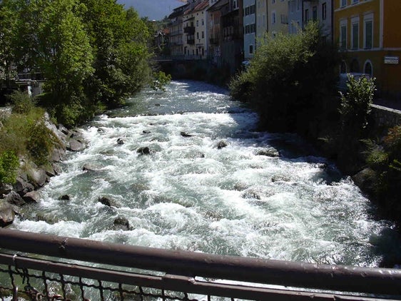 Im Zuge der Uferpflegearbeiten an der Rienz im Stadtgebiet von Bruneck (im Bild) werden vor allem abgestorbene oder verkümmerte Bäume und Sträucher geschlägert, die bei einem Hochwasser umfallen und durch den Bach abgetrieben werden und zu Verklausungen führen könnten. (Foto: LPA/Landesamt für Wildbach- und Lawinenverbauung Ost)