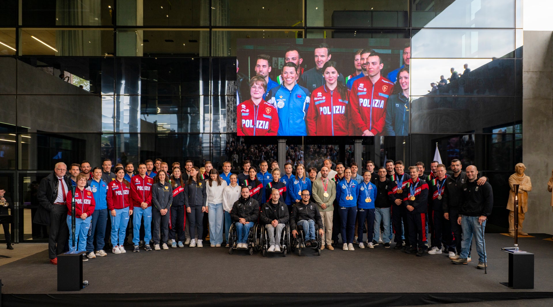 Gruppenfoto im NOI Techpark mit Südtiroler Athletinnen und Athleten, die an den Olympischen und Paralympischen Winterspielen Mailand Cortina 2026 teilgenommen haben. (Foto: LPA/Manuela Tessaro)