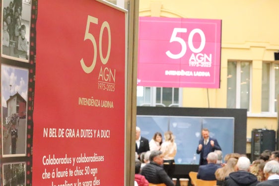 "N bel de gra a dutes y a duc": Cun referac de mpuls y cunversazions, cun cianties ladines y bai, cun poetry slam y comunicac video àn, ai 14 de nuvëmber, cialà de reviers sun mez secul de storia, da canche l ie unì metù su la Ntendënza ladina, y nce l presënt y l daunì ie unic tematisei. (Foto: USP/Maja Clara)