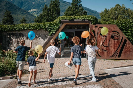 Bei Kinderführungen in der St. Prokulus Kirche in Naturns wird Spaß mit Lernen auf sinnvolle Weise verbunden. (Foto: LPA/Prokulus Museum/Franziska Unterholzner)