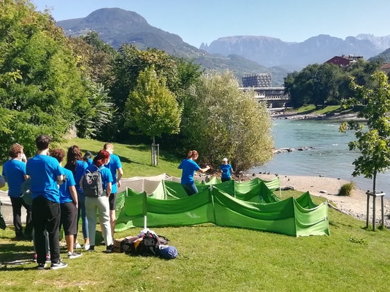 Le tre classi vincitrici del quiz "I pesci migrano" hanno potuto approfondire il mondo dei pesci al Talvera. Vari esperti hanno fornito loro informazioni tramite tre Info-point allestiti lungo il Talvera. (Foto: ASP/Nadia Franzoi)