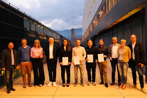 JAM-Diplomverleihung: (v.l.) Hannes Mussak (LVH), Reinhard Feichter (Personal Consulting), Sonia Romagna (Controlling-Team Bozen), Peter Prieth (Direktor Landesberufsschule Bozen) mit den Lehrgangsabsolventen Christine Flora, Hannes Oberhöller, Manuel Walter, Ulrich Ebensperger sowie Martin Stieger (Koordinator Berufliche Weiterbildung), Christian Tecini (Berufliche Weiterbildung), Renate Kerschbaumer (Frauenbüro Bozen) (Foto: LPA)