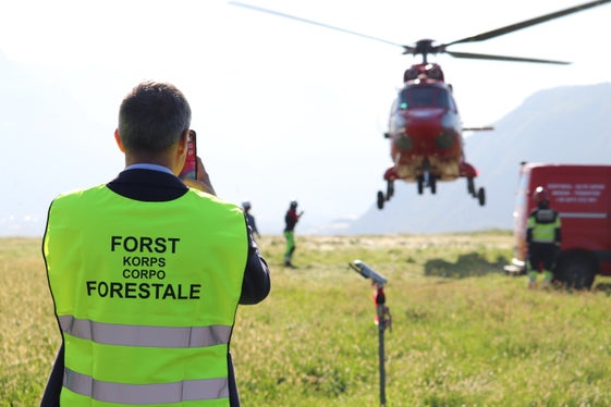 Super Puma im Anflug: Landesrat Luis Walcher bei der heutigen Übung (Foto: LPA/Maja Clara)