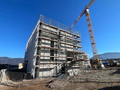 Der Gebäudekomplex mit einem Gesamtvolumen von rund 9.000 Kubikmetern wird in zwei Baukörper gegliedert sein, die die Carabinieri-Station, Dienstwohnungen und Lagerräume beherbergen werden. (Foto: LPA/Thomas Laconi)